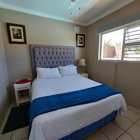 פורט שפסטון Poolside Guest House מראה חיצוני תמונה